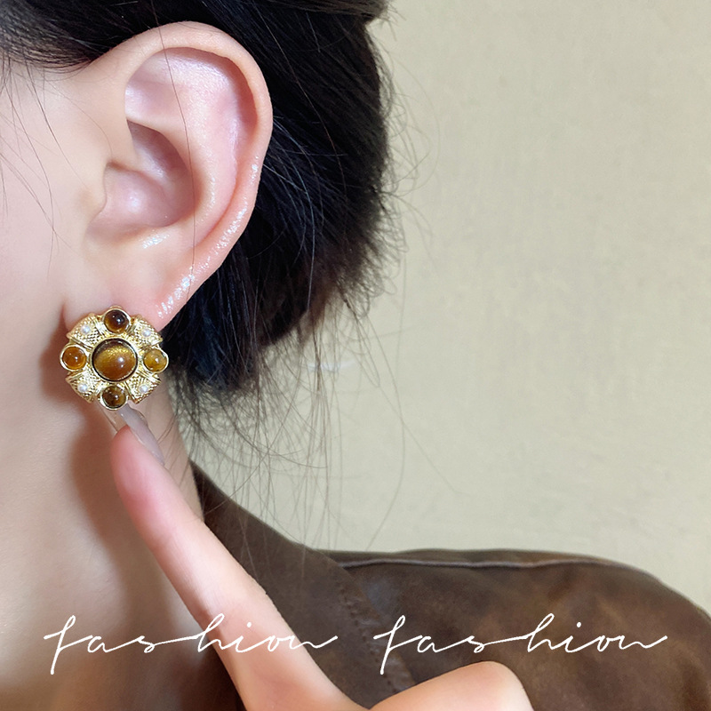 Maillard retro tiger's eye pearl stud earrings, a light luxury and high-end French earring, a rare and elegant heavy metal accessory for women Application Scenario