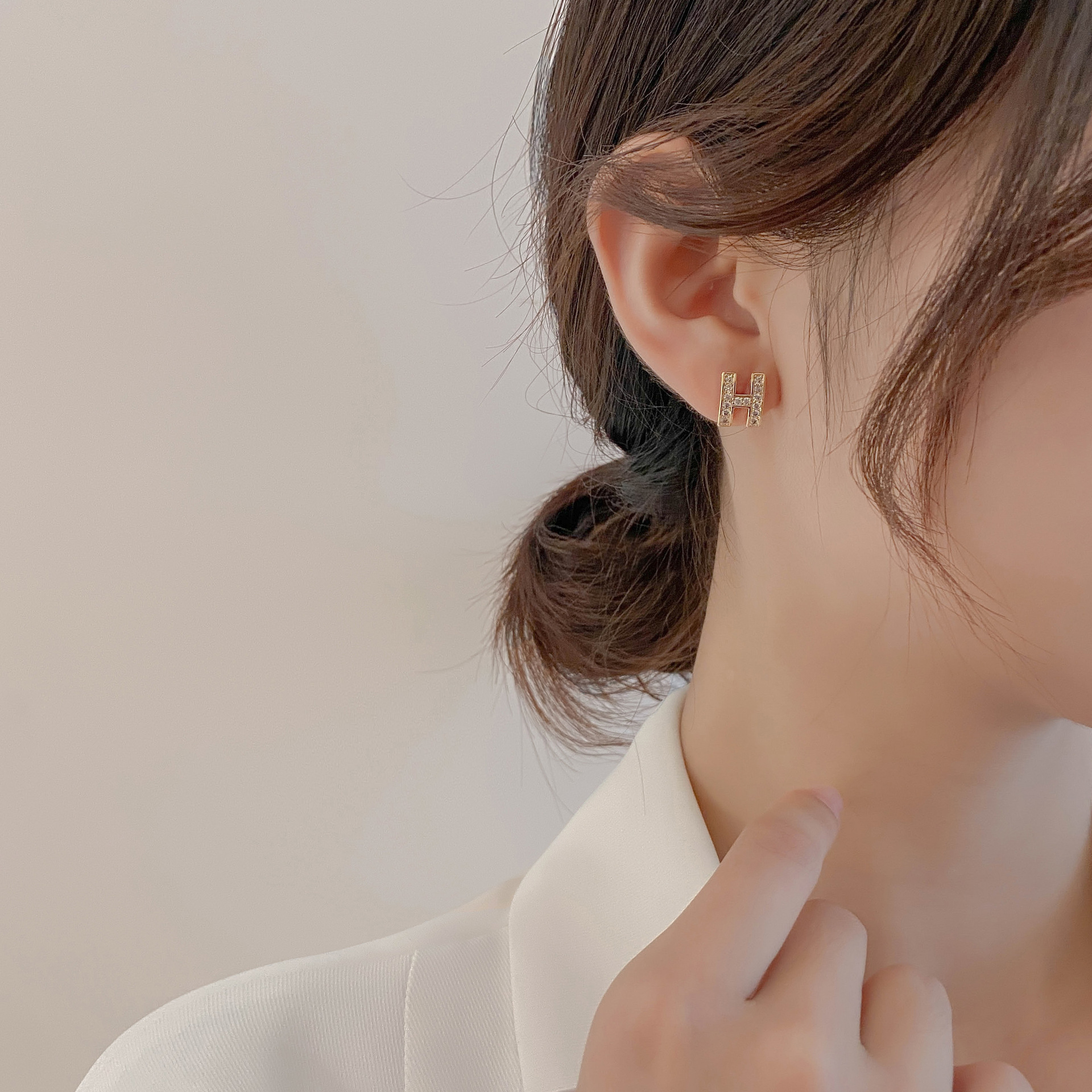 Full diamond H letter ins925 silver niche design, new trendy and high-end fashion stud earrings, a popular Internet celebrity Application Scenario