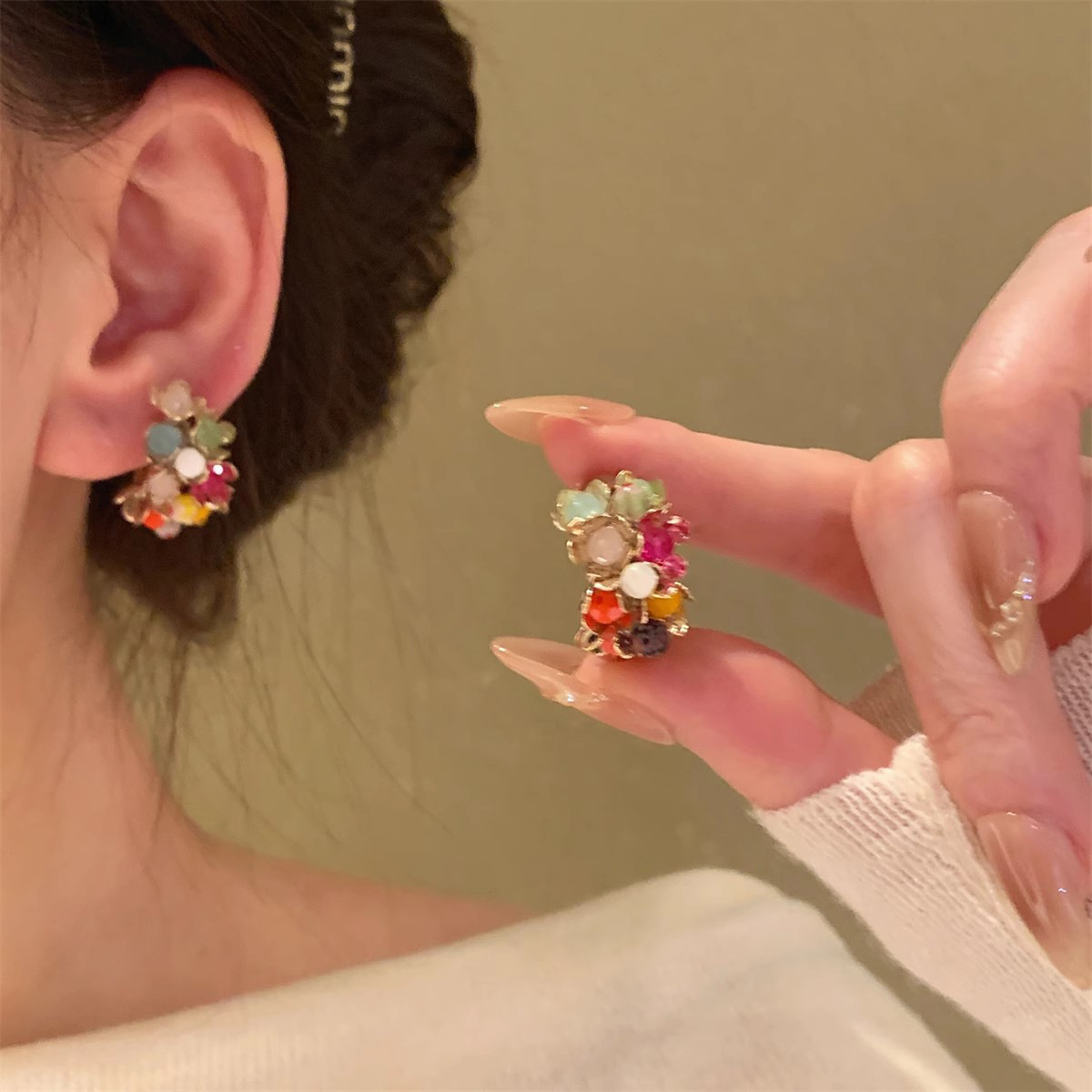 Dopamine-colored vintage vintage heavy industry earrings, women's light luxury high-end stud earrings, unique and elegant earrings full figure