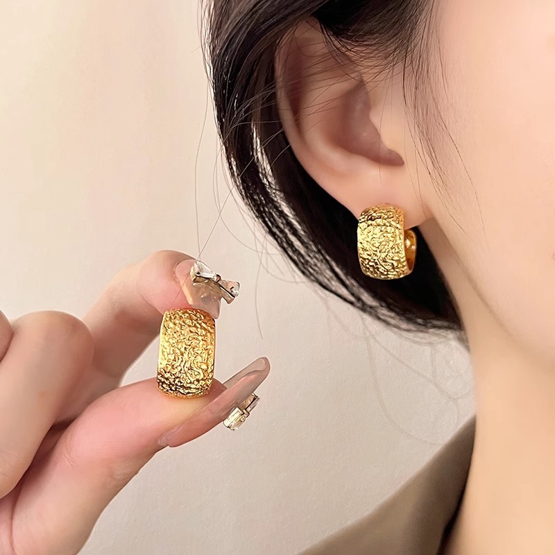 European and American niche design, high-end irregular texture C-ring ear studs, light luxury design, unique temperament, versatile earrings for women full figure