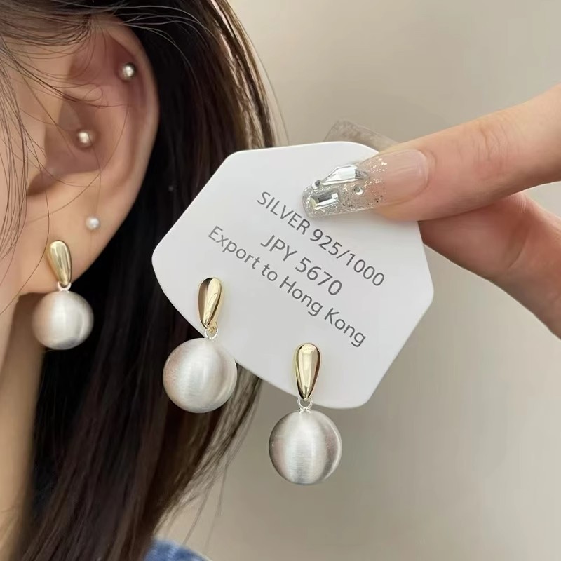 Metallic matte brushed round stud earrings with a minimalist and high-end look for women, contrasting color earrings, light luxury and versatile earrings full figure