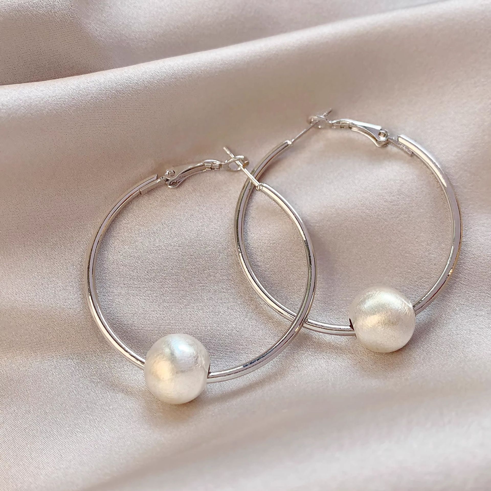 Exaggerated and grand round stud earrings from Japan and South Korea, featuring a niche design for women, are high-end earrings with a light luxury, simplicity and unique charm Application Scenario
