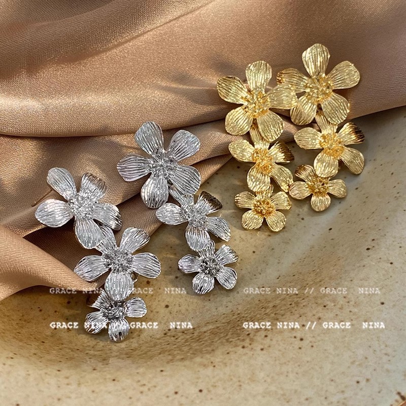 The retro flower-shaped tassel stud earrings are a new 2025 bestseller for women, exuding a sense of light luxury and sophistication details Picture