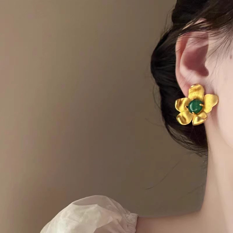 Super fairy-like French rose earrings for women, with a light luxury and high-end feel. Unique flower stud earrings, niche design, versatile and personalized earrings Specification drawing
