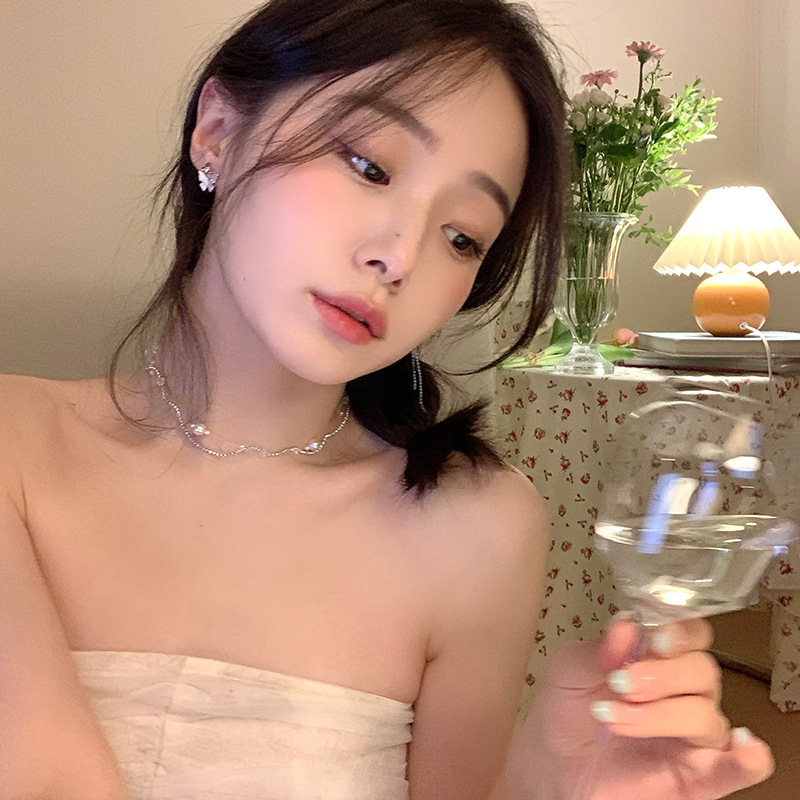 Asymmetrical butterfly-shaped long tassel earrings for women, with a niche design sense and a light luxury style, are trendy ear studs and earrings for internet-famous girls details Picture