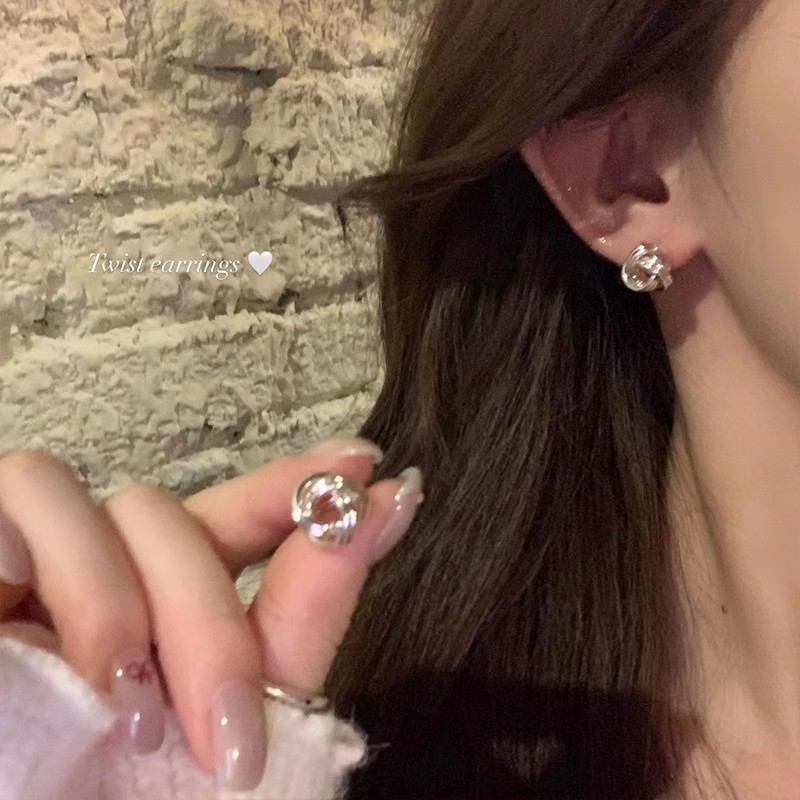 Essential golden twist earrings for commuting, high-end ear rings, unique and elegant stud earrings, women's light luxury and exquisite earrings, ear buckles Specification drawing