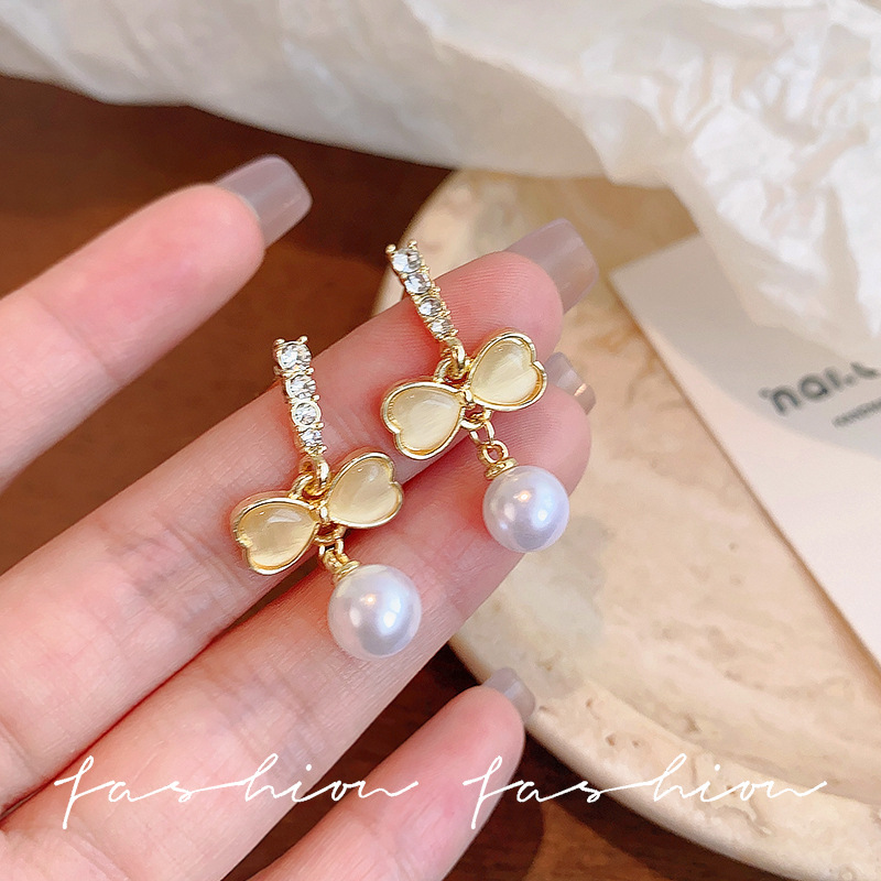 French light luxury style bow pearl stud earrings, ins style niche design, high-end feel, retro cat's eye stone earrings full figure