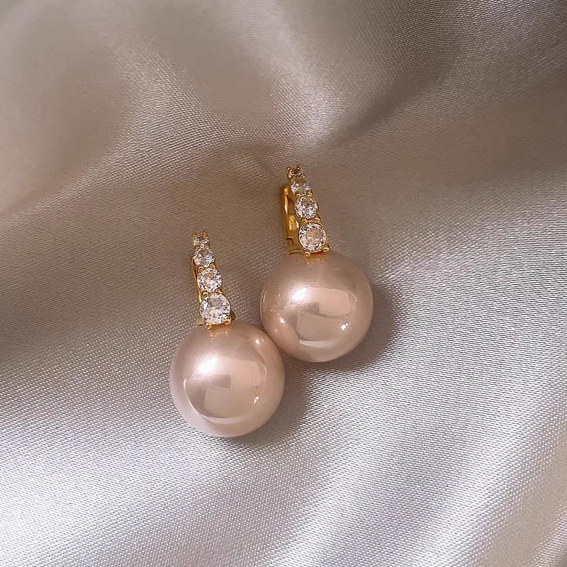 The new best-selling pink pearl earrings for women in the autumn and winter of 2025, with a high-end and light luxury French stud earrings Application Scenario
