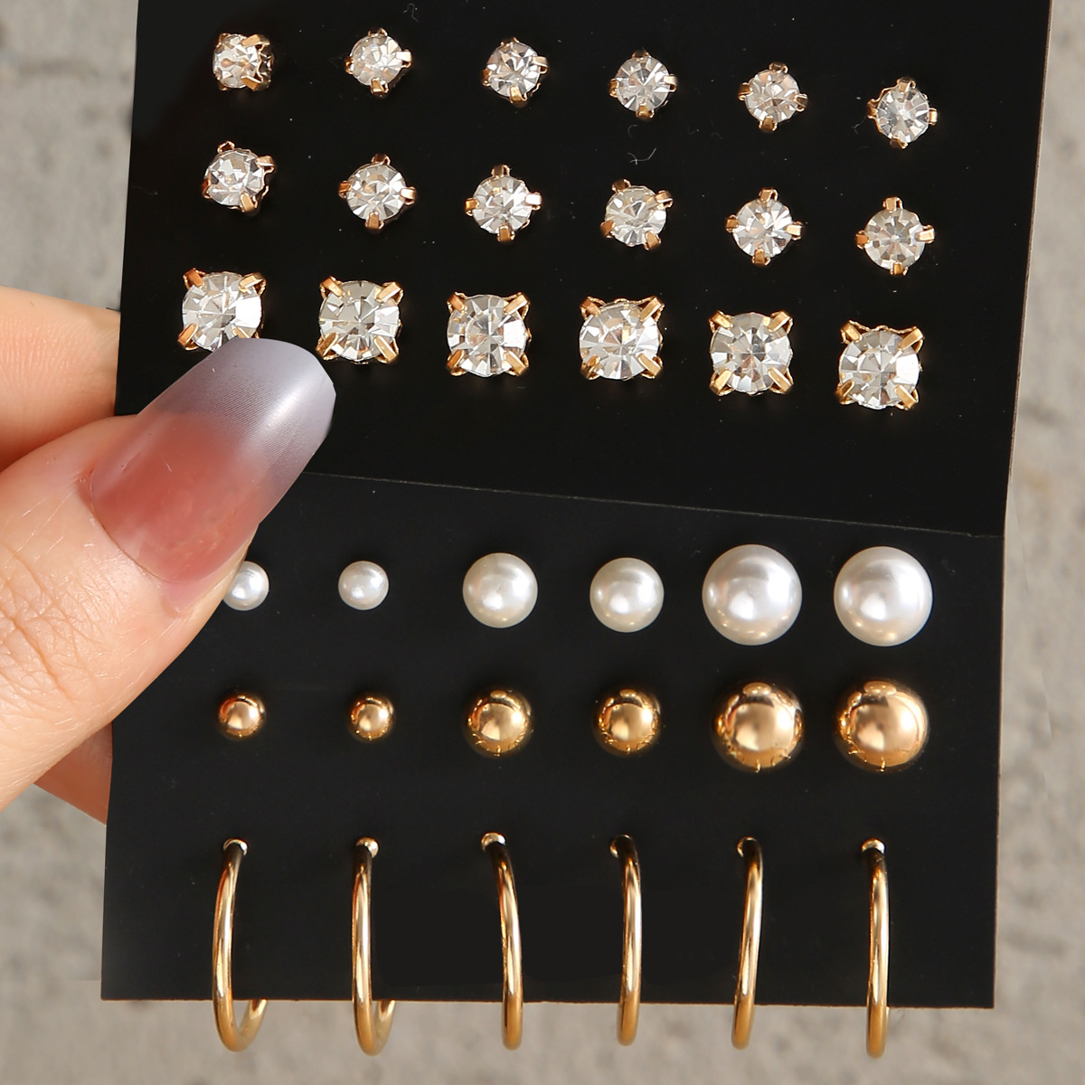 Wholesale of high-end and trendy four-prong ear studs with rhinestones from Europe and America, and design-savvy pearl-like earrings full figure