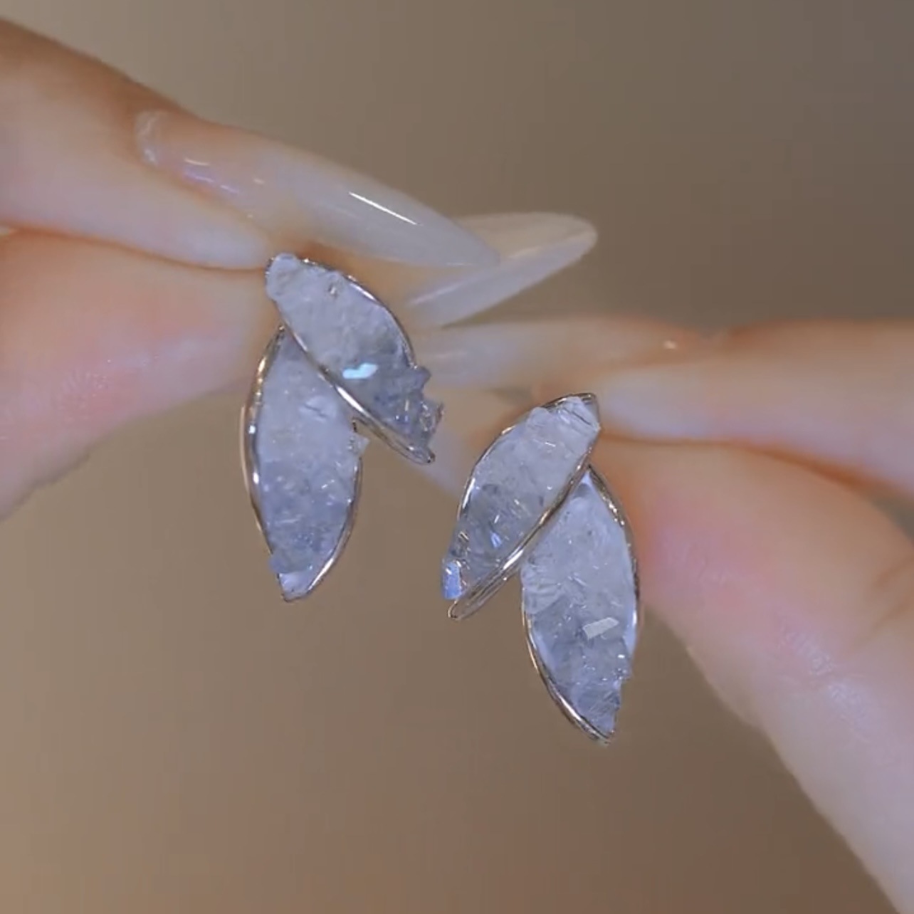 Fashionable forest-themed gradient blue crystal leaf stud earrings with a light luxury three-dimensional effect and unique leaf design details Picture