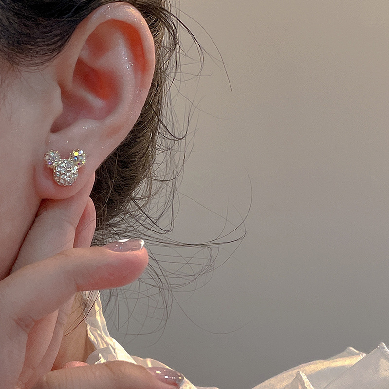 Autumn S925 silver needle exquisite and versatile Mickey Mouse earrings, niche design, super shiny and cute Mickey Mouse earrings and stud earrings for girls Application Scenario