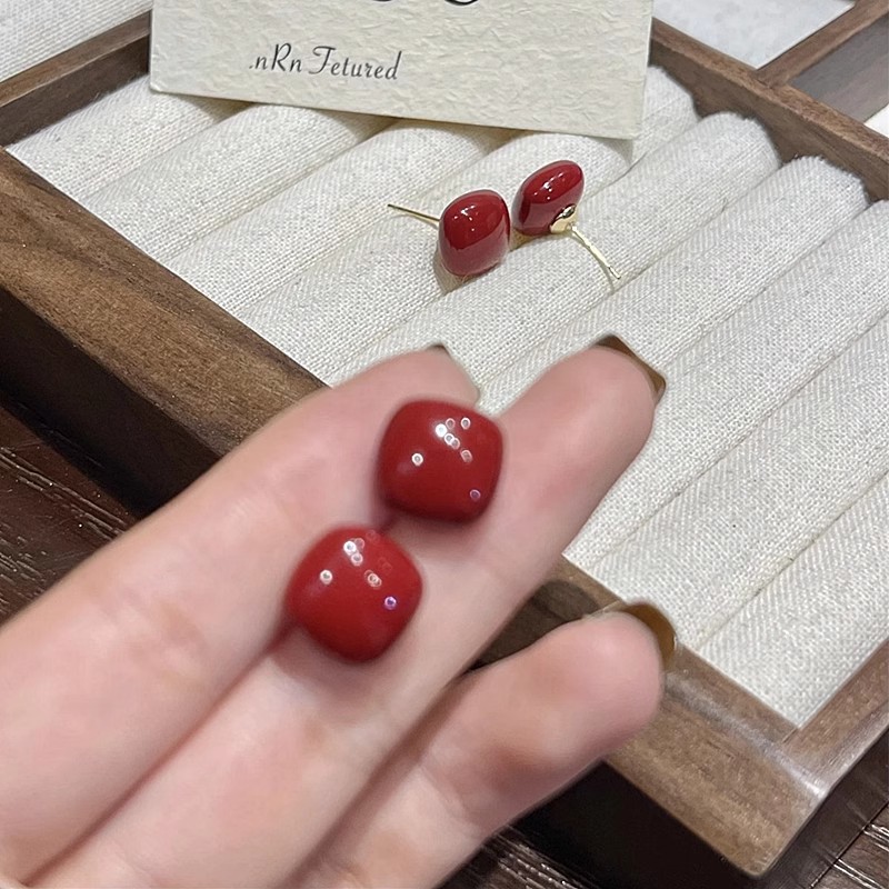 Retro wine red square stud earrings for women, a light luxury, niche and high-end style, simple, fashionable and versatile autumn and winter earrings Specification drawing