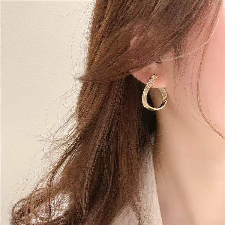 S925 Silver Needle, a trendy and individualized brand from Dongdaemun, South Korea, featuring bright diamond earrings and pendants with a trendy and stylish design details Picture