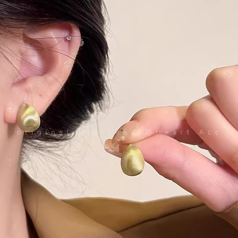 Teardrop-shaped matte brushed bean stud earrings, a niche design for women with a light luxury and high-end feel, are versatile and elegant earrings details Picture