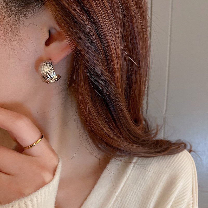 s925 Silver needle C-shaped metal ear rings are fashionable and versatile for women with a Hong Kong style. They are retro and elegant, and are trendy and personalized earrings details Picture