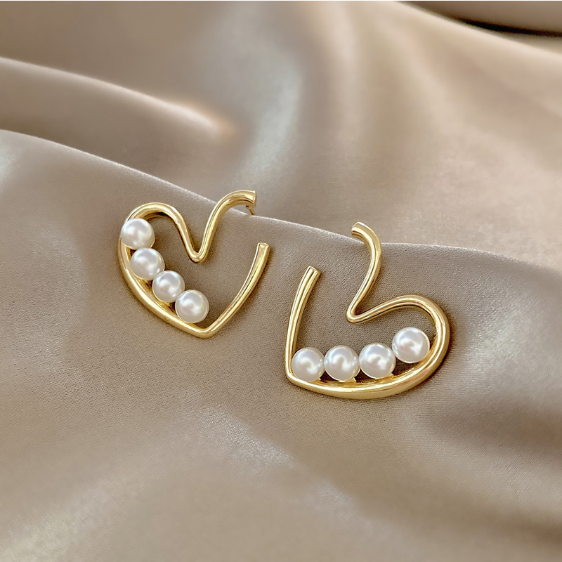 The new Hong Kong-style simple and retro pearl heart-shaped stud earrings make the face slimmer and exude a feminine charm Item Picture