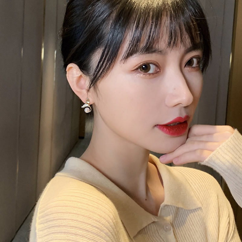 S925 silver ear Needle fishtail pearl stud earrings, simple and elegant, feminine and trendy trendy earrings, asymmetrical design pearl details Picture