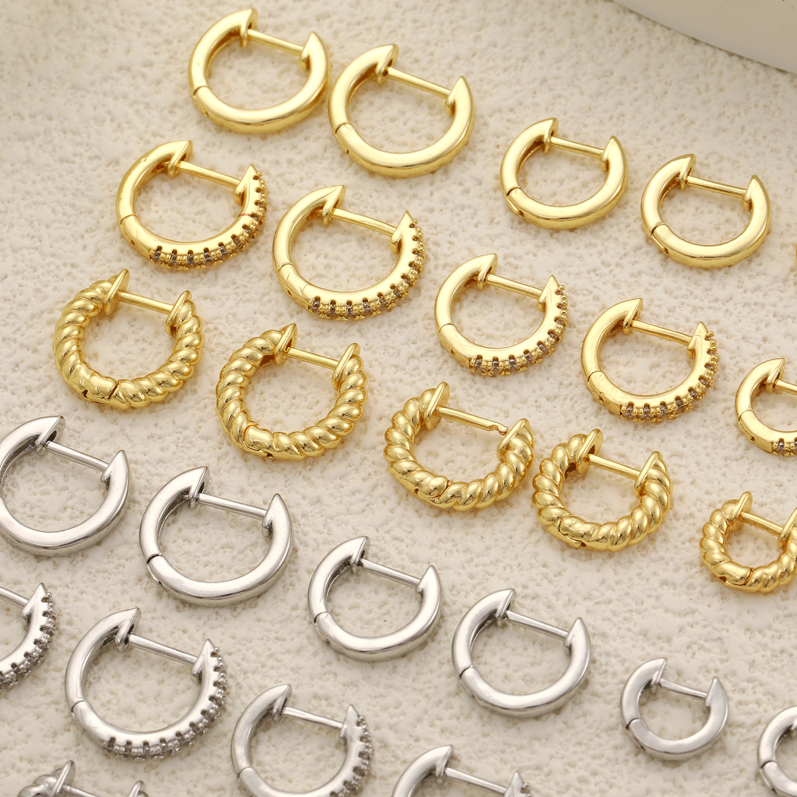Cross-border best-selling earrings in Europe and America, twisted circle earrings, brass plated 18K, fashionable and high-end, simple ear buckles for women Application Scenario