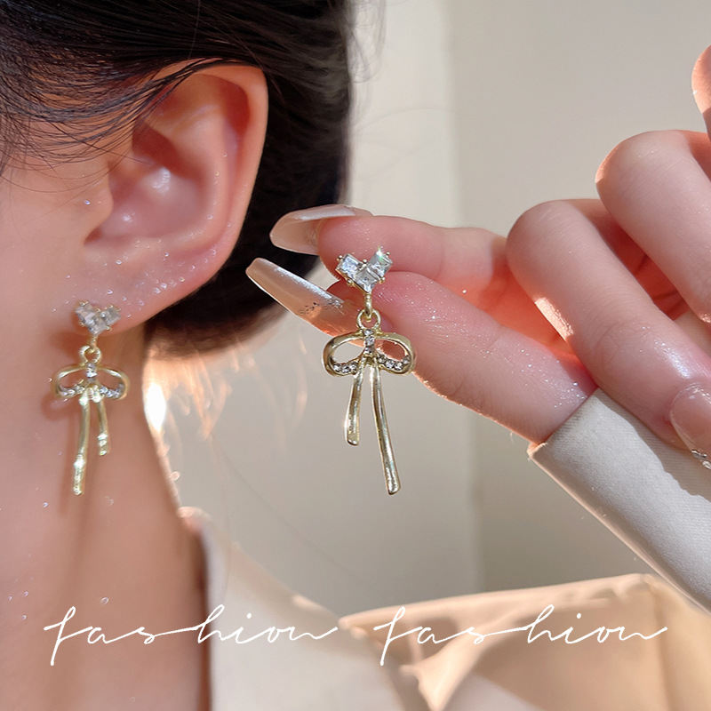 Silver needle InS-style design, heart-shaped bow stud earrings, lively, sweet, cool, light luxury, high-end and fashionable earrings for women details Picture