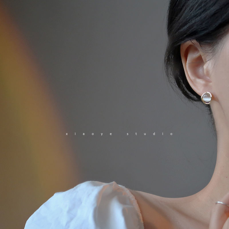 Cat's eye stone ear studs, mini and small earrings with the charm of Korean Internet celebrities, 2022 new trendy silver needle earrings wholesale Application Scenario