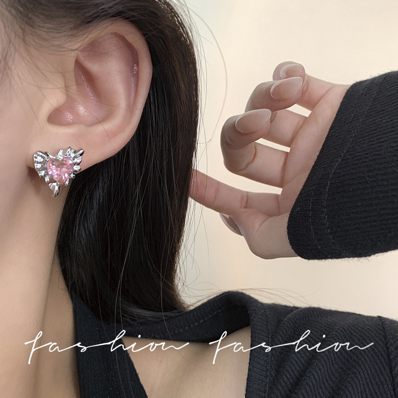 Liquid heart-shaped earrings with a niche design sense, elegant and trendy, light luxury stud earrings, trendy, sweet and cool, simple earrings, and a sense of sophistication for women Application Scenario