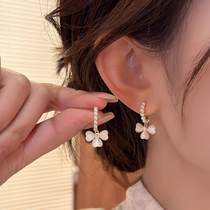 French cat's eye stone three-leaf flower pearl earrings, women's light luxury and high-end style, elegant and grand stud earrings, exquisite flower earrings full figure