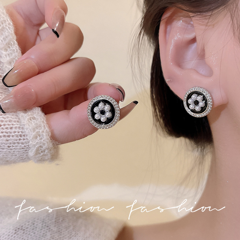 French retro Hepburn style ins oval retro glazed flower stud earrings, Japanese and Korean pearl earrings, and chanel-style earrings Application Scenario