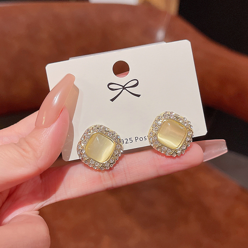Retro and simple square diamond-encrusted earrings for women, versatile and trendy small stud earrings S925 silver needle Korean version earrings Specification drawing