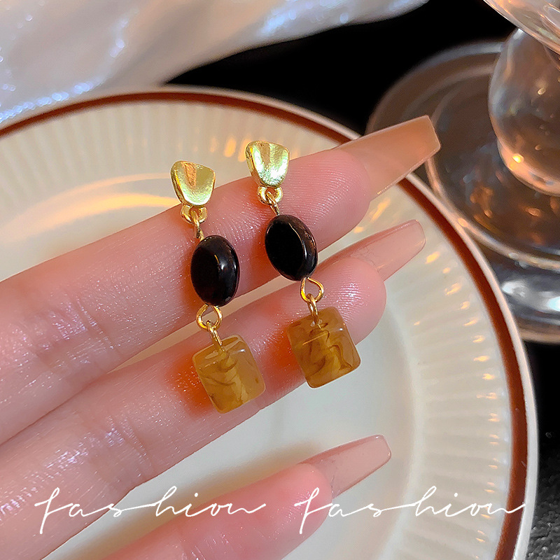 Imitation natural stone coffee-colored square earrings, autumn and winter retro light luxury high-end earrings, new Chinese style unique stud earrings full figure
