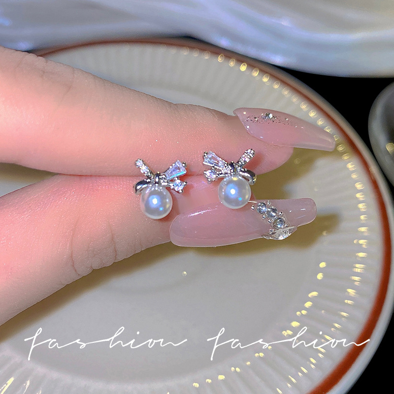 Small bow pearl earrings for women, light luxury, niche design, versatile earrings, Korean fashionable and elegant stud earrings full figure