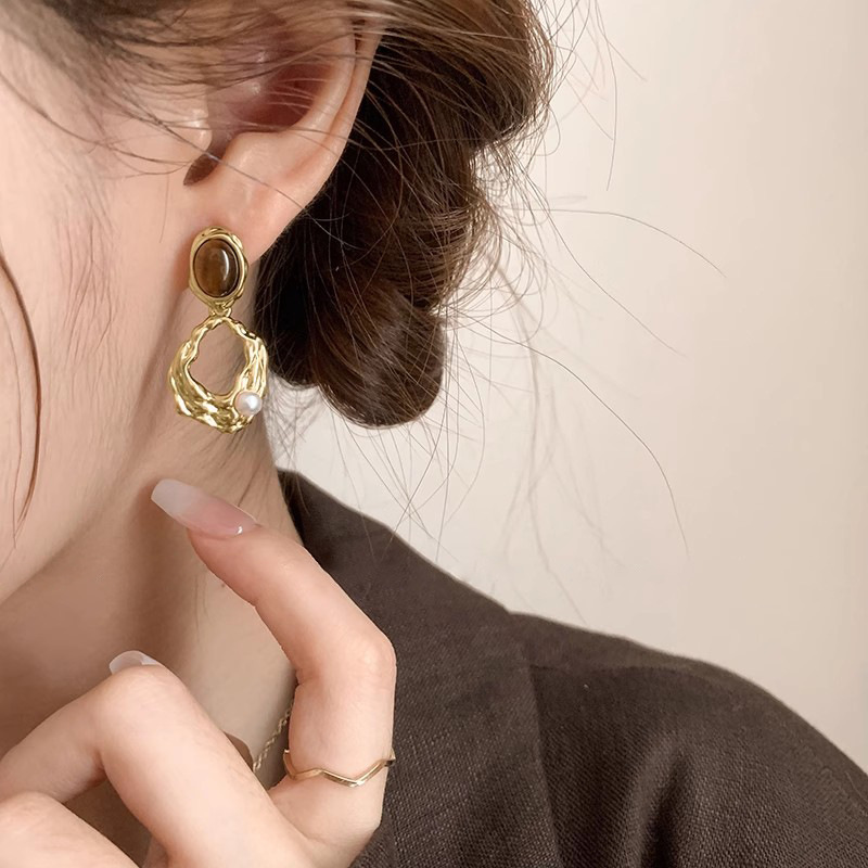 Niche and light luxury pearl stud earrings for women, retro Hong Kong-style Maillard irregular earrings, elegant and high-end earrings and earrings Application Scenario