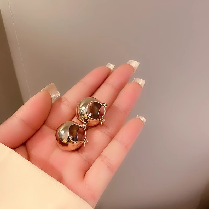 Retro Hong Kong-style metal round stud earrings for women, light luxury and fashionable style, niche design, high-end and unique earrings details Picture
