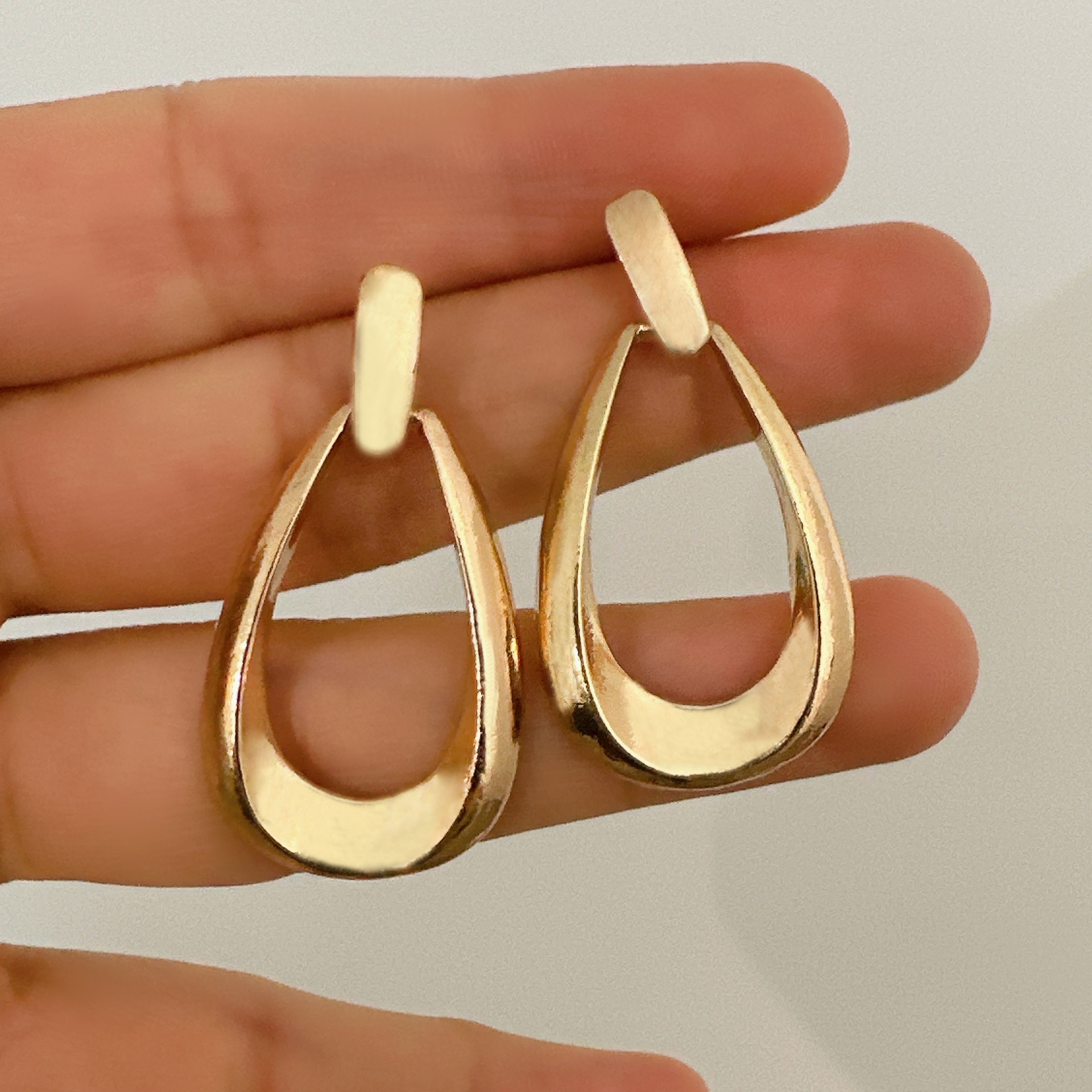 European and American cross-border best-selling earrings, light luxury and high-end style, hollowed-out teardrop ins geometric oval earrings, women's teardrop earrings full figure