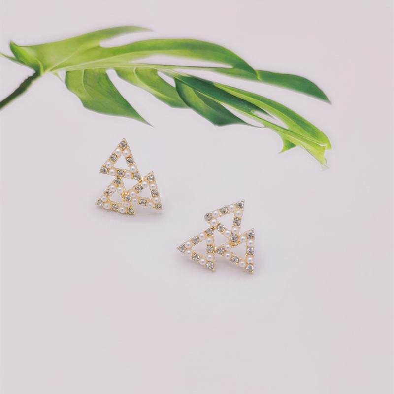 Factory direct sales s925 silver needle simple and elegant pearl stud earrings for women, small and personalized triangular stacked geometric earrings Specification drawing