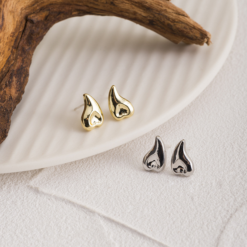 S925 Silver Needle Korean version New simple metal heart-shaped stud earrings, the same design as the trendy Instagram influencers, small stud earrings full figure
