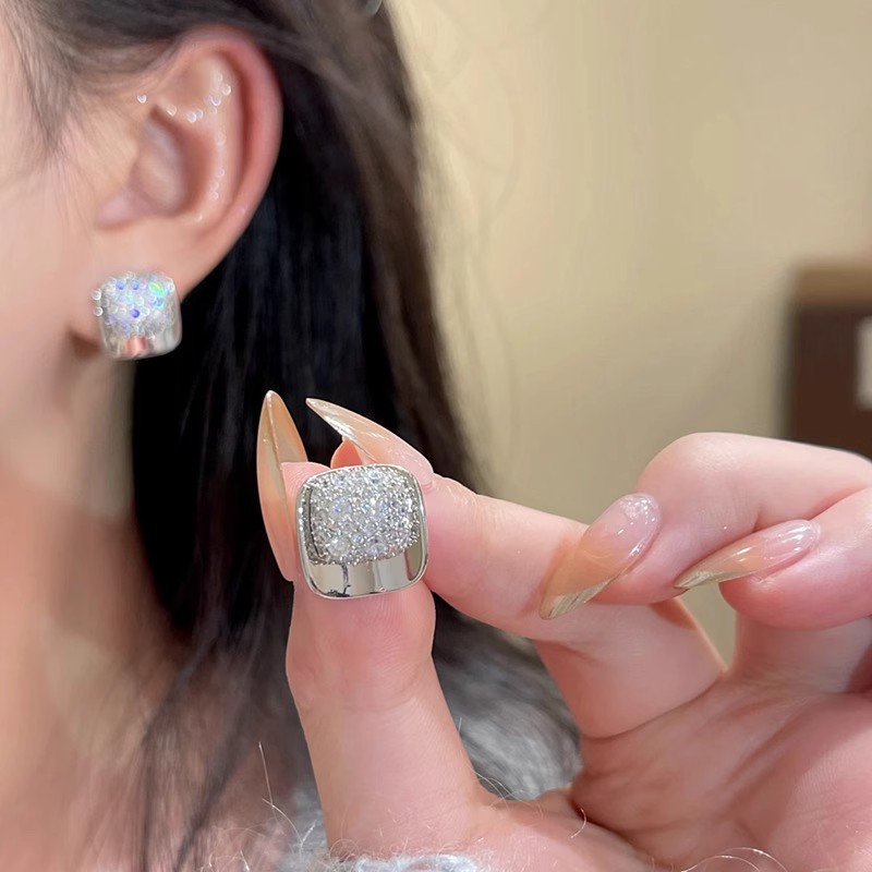 French-style light luxury exquisite square earrings, fashionable and versatile, with a sense of high-end sophistication and a niche temperament. Stud earrings, delicate and sweet earrings for women full figure