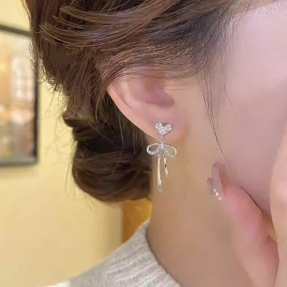 French zircon heart-shaped bow stud earrings, a niche design for women with a high-end feel, are a light luxury, fashionable and versatile ear accessory details Picture