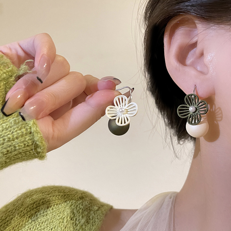 S925 Silver Needle three-dimensional Flower Pearl Stud Earrings for Women, sweet and niche design, super ethereal and versatile earrings and earrings Application Scenario