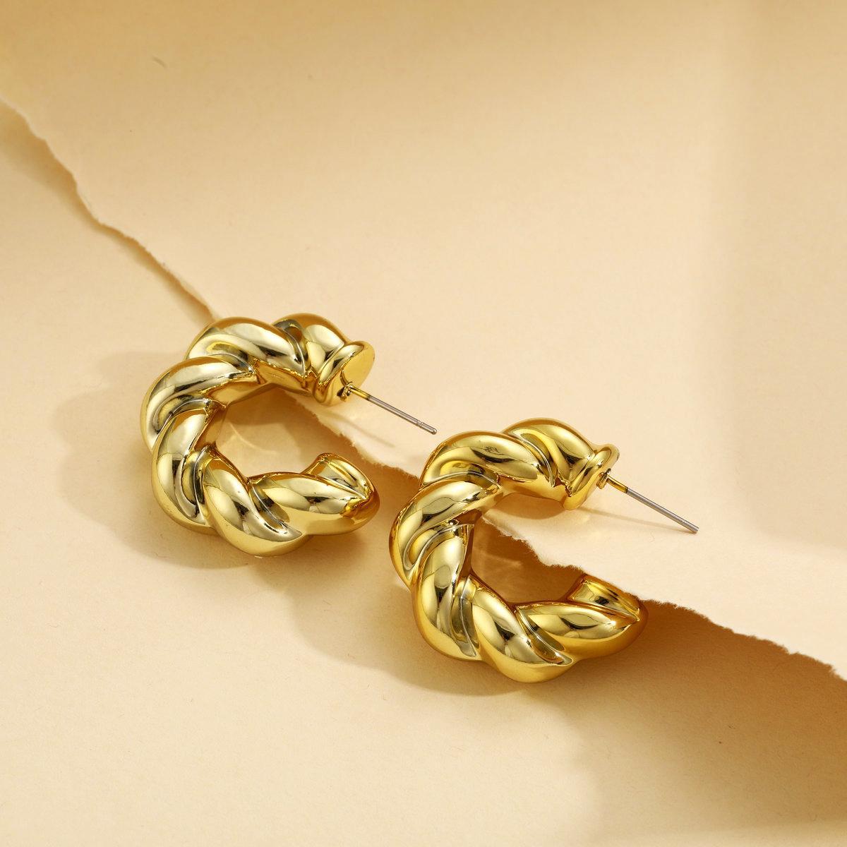 Cross-border exaggerated golden grand twist rope earrings, InS-style twist twist high-end sense, circular ear rings, personalized earrings and stud earrings Application Scenario