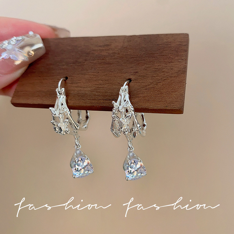 The cool and retro bamboo joint water drop zircon ear buckles, a niche design, exude a sense of high-end hollowed-out earrings, and a trendy earring style details Picture