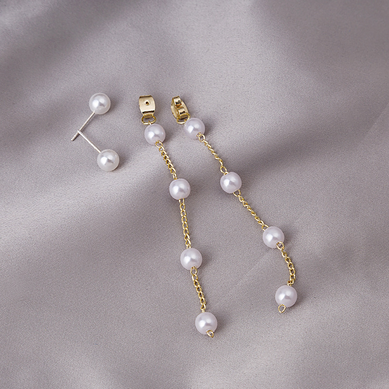 The long pearl chain tassel earrings from Dongdaemun, South Korea, are elegant and stylish. They can be worn in pairs with stud earrings Application Scenario