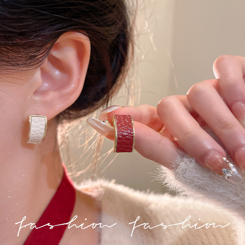 Retro C-shaped leather stud earrings for women, with a niche design sense, high-end and unique earrings, elegant earrings, new style in 2025 details Picture