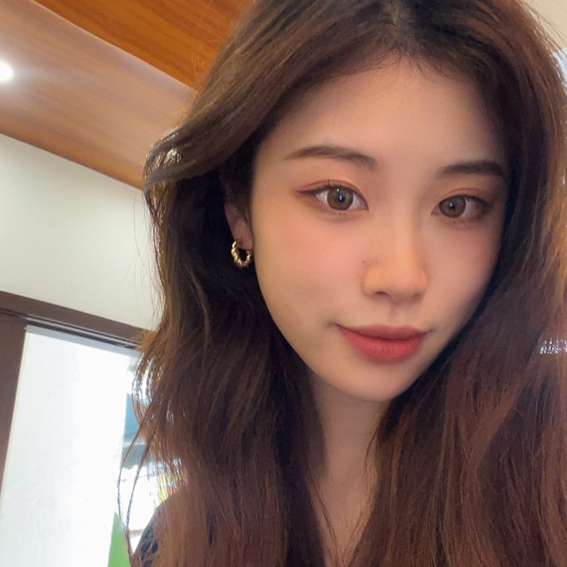 S925 Silver needle Japanese and Korean cold style twisted C-shaped stud earrings, the same style of trendy earrings, fashionable and individual earrings Application Scenario