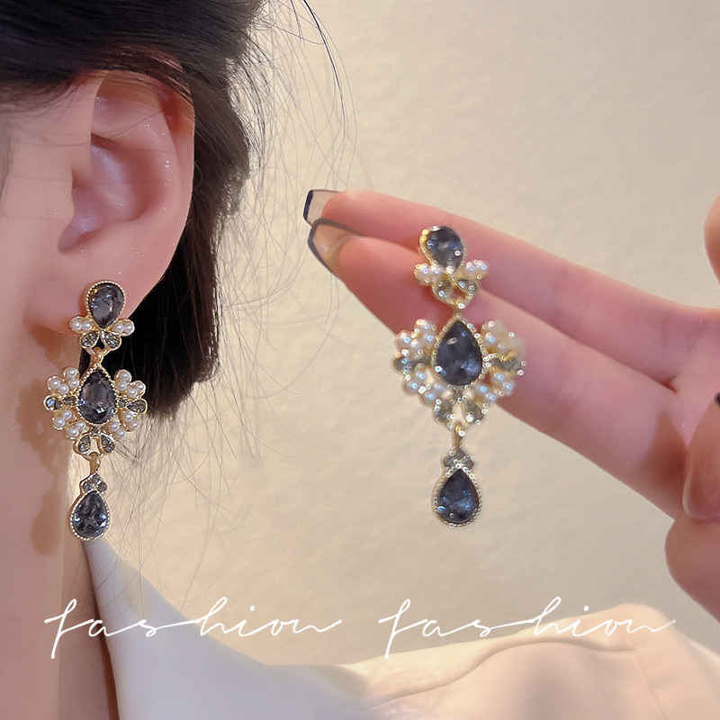French retro court-style pearl earrings with a sense of high-end women, diamond-encrusted and elegant long stud earrings, fashionable and elegant earrings for socialites Application Scenario