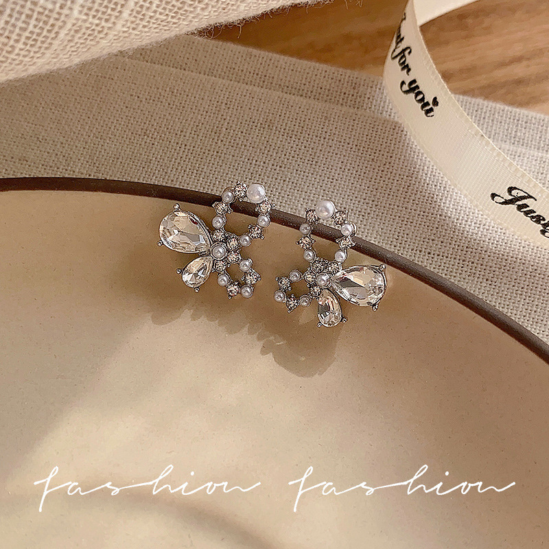 Japanese and Korean pure and sweet light luxury butterfly zircon earrings, ethereal, simple and fashionable, with exquisite hollowed-out stud earrings as women's accessories Application Scenario