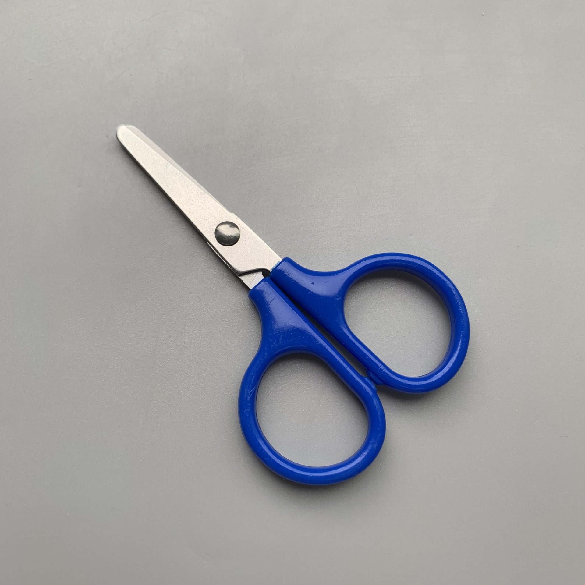 Bandage scissors, gauze scissors, thread ends scissors, needle and thread scissors, student scissors, electrician scissors, garden scissors undefined