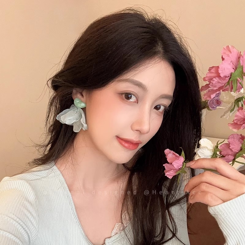 Seaside vacation style heart-shaped petal earrings, fairy-like, high-end and sweet stud earrings, round and square face slimming, elegant and stylish earrings full figure