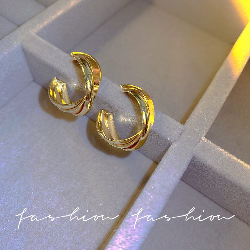 Wholesale of C-shaped retro earrings for women in Dongdaemun, South Korea, with a simple and elegant style and versatile texture. Matte wrapped ear loops and earrings Application Scenario