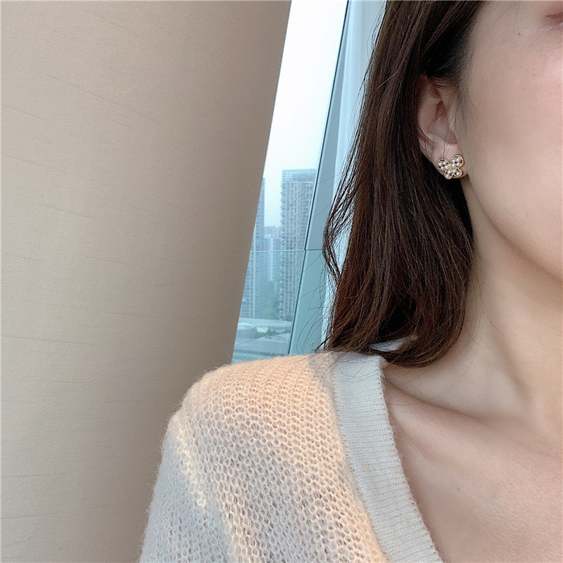 New trendy and simple bow pearl stud earrings, trendy and stylish small earrings, pure silver needle Korean earrings details Picture