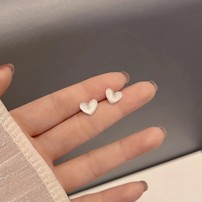 Korean version exquisite and small heart-shaped stud earrings, a niche design for women, fashionable and versatile earrings, sweet and elegant, simple earrings Application Scenario